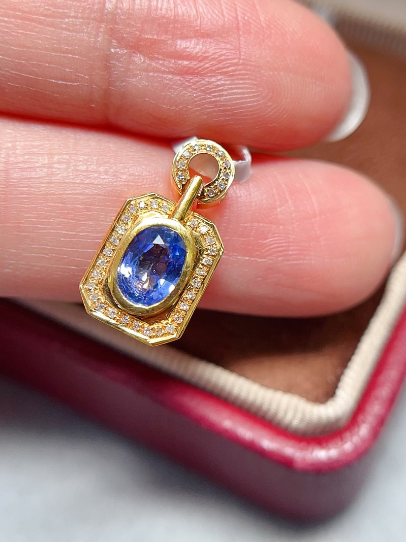 18k Gold Sapphire Pendant: Title: 18k Gold Sapphire Pendant Description: This pendant exudes a delicate and elegant charm, with exquisite 18k gold setting perfectly complementing the enchanting sapphire. The deep blue of the