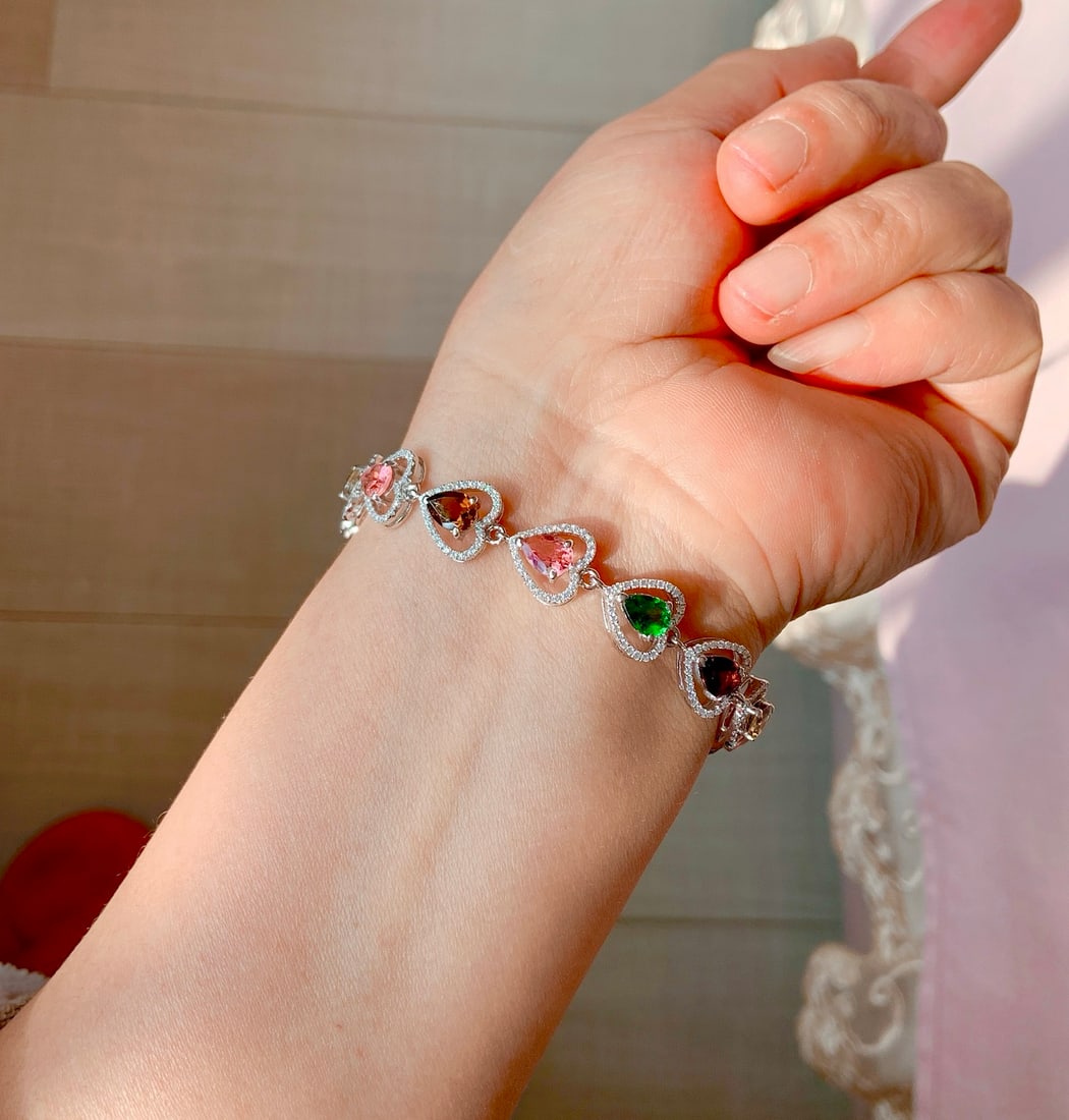 S925 Silver Natural Tourmaline Bracelet: Title: S925 Silver Natural Tourmaline Bracelet Description: This bracelet perfectly combines the warm luster of silver jewelry with the dazzling colors of natural aquamarine, as if the Milky Way and