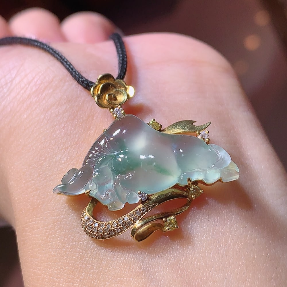 High-grade icy jadeite Tang horse pendant with floating flowers: Title: High-grade icy jadeite Tang horse pendant with floating flowers Description: This pendant showcases an elegant essence with its high ice floating flower design. The exquisite craftsmanship