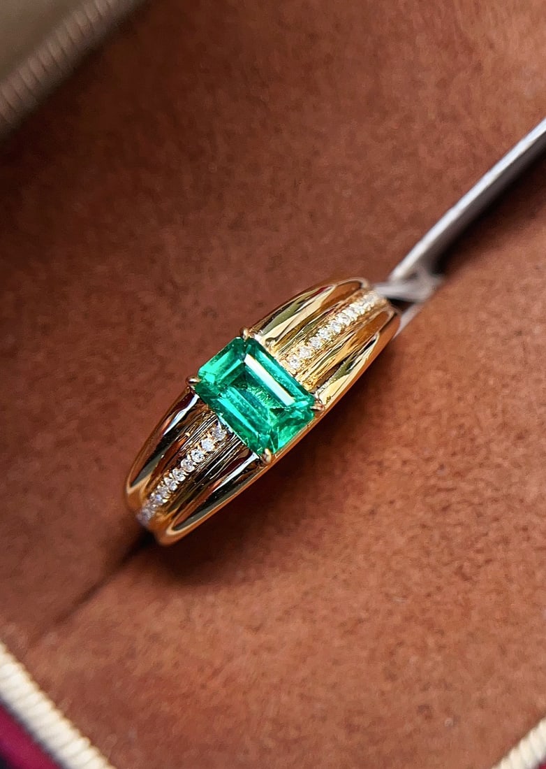 18k Gold Emerald Ring - 2