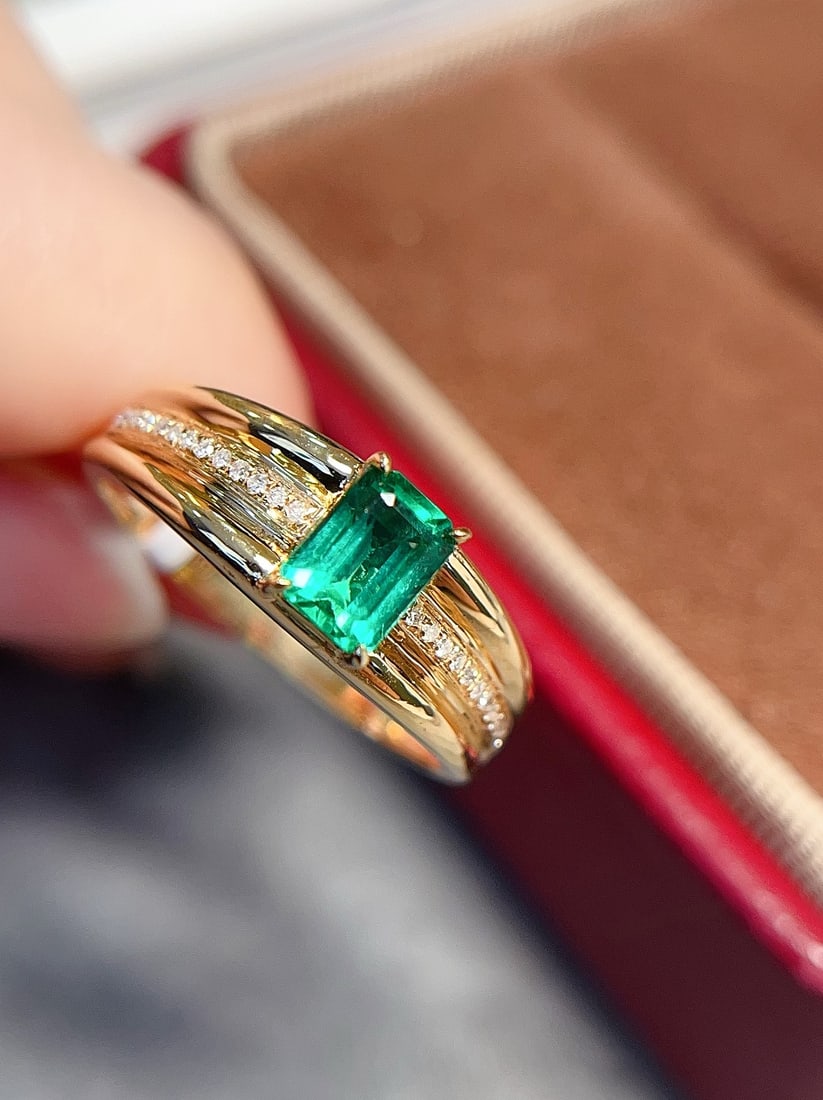 18k Gold Emerald Ring - 4