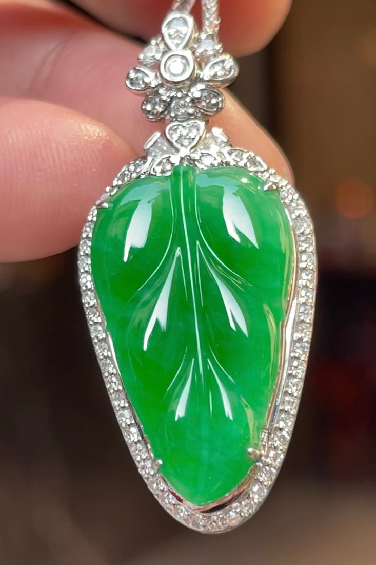 18k gold and diamond-set high-quality icy green jadeite leaf pendant - 2