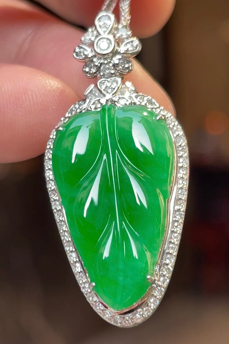 18k gold and diamond-set high-quality icy green jadeite leaf pendant - 3