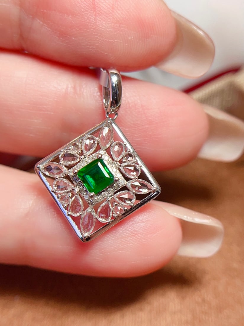 18k Gold Emerald Pendant - 2