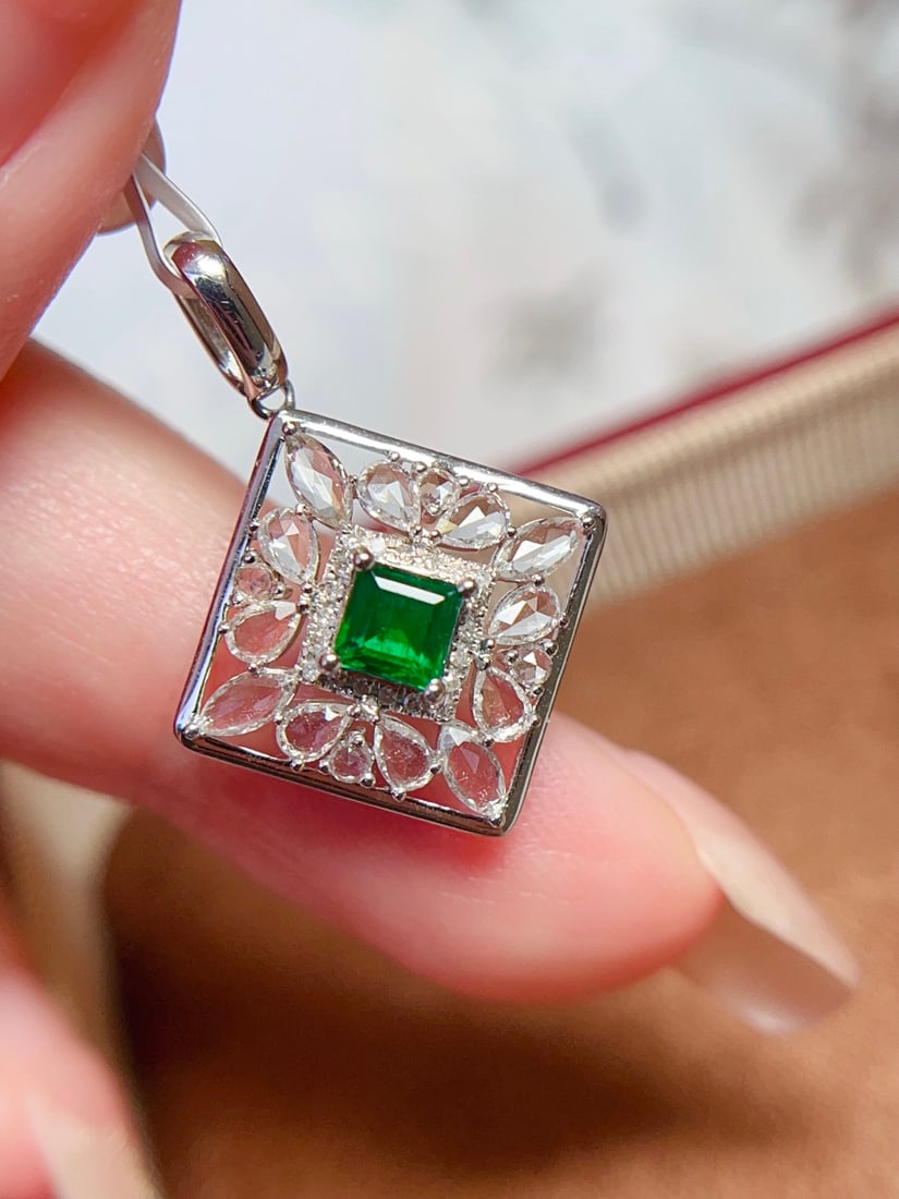 18k Gold Emerald Pendant - 3