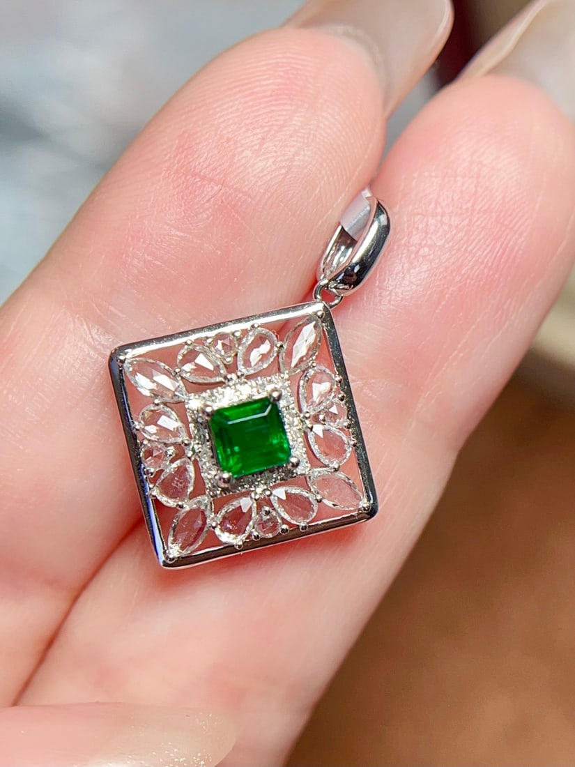 18k Gold Emerald Pendant - 4