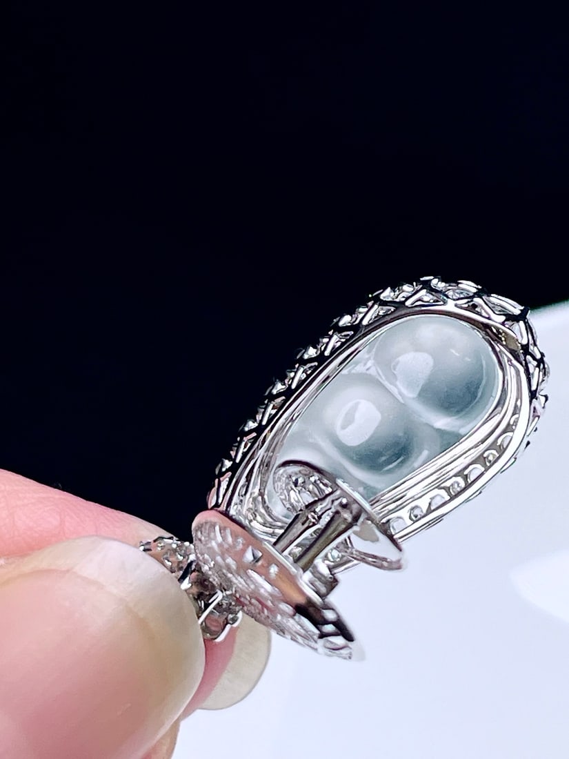 18k gold pendant inlaid with jadeite lucky bean - 4