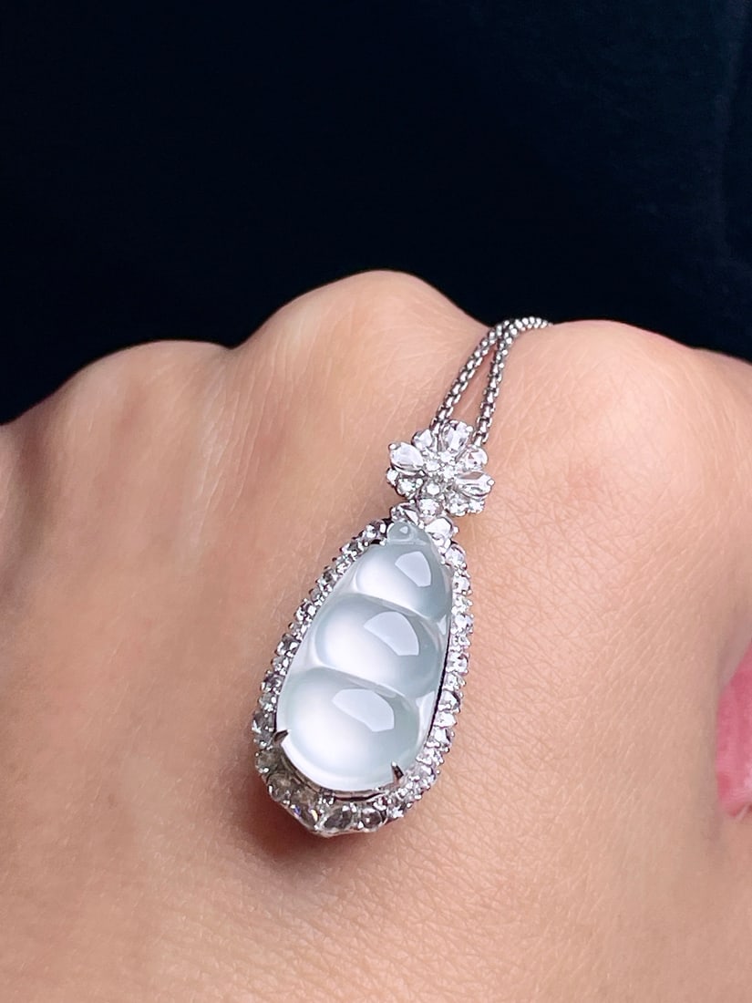 18k gold pendant inlaid with jadeite lucky bean - 5