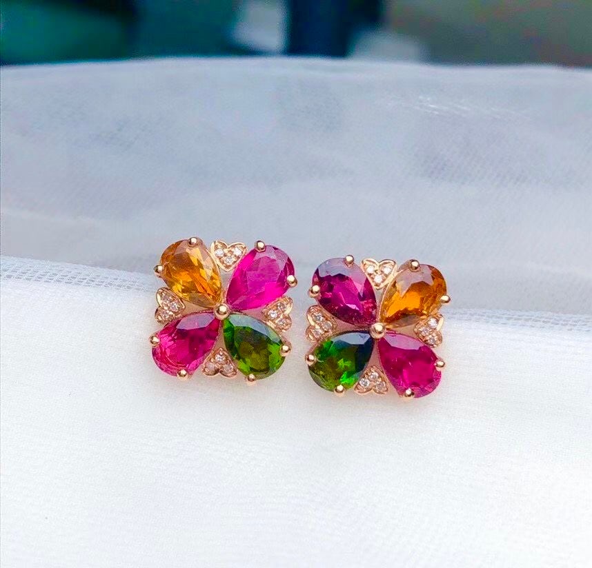 18k Gold Natural Tourmaline Clover Earrings: Title: 18k Gold Natural Tourmaline Clover Earrings Description: This 18k gold earring stud showcases the exquisite beauty of natural aquamarine, cleverly crafted into a charming four-leaf clover desig