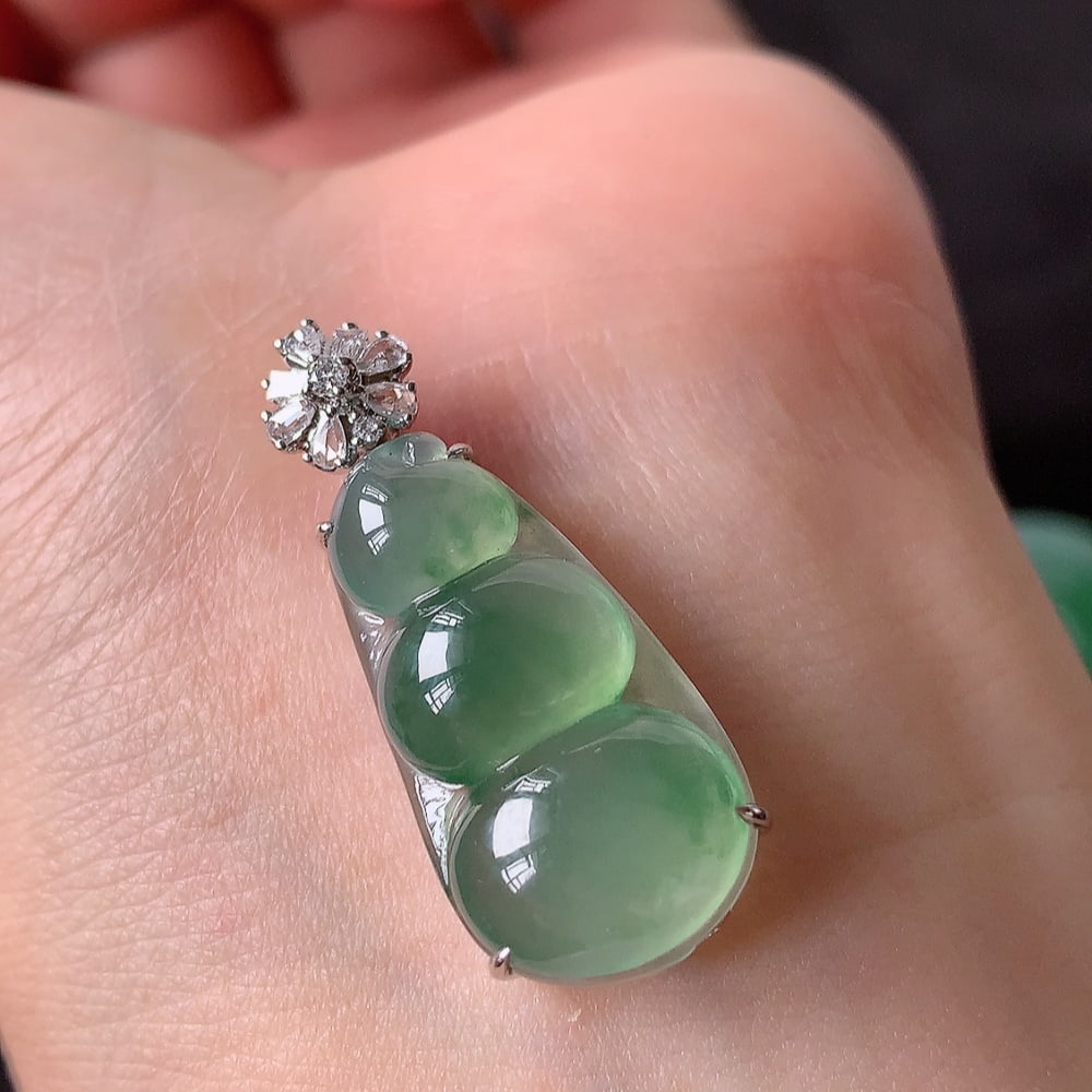 Ice-floating flower jadeite lucky bean pendant - 2