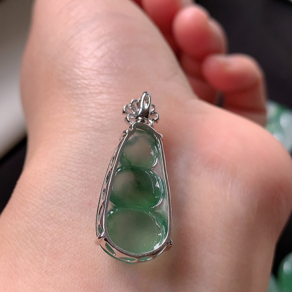 Ice-floating flower jadeite lucky bean pendant - 4