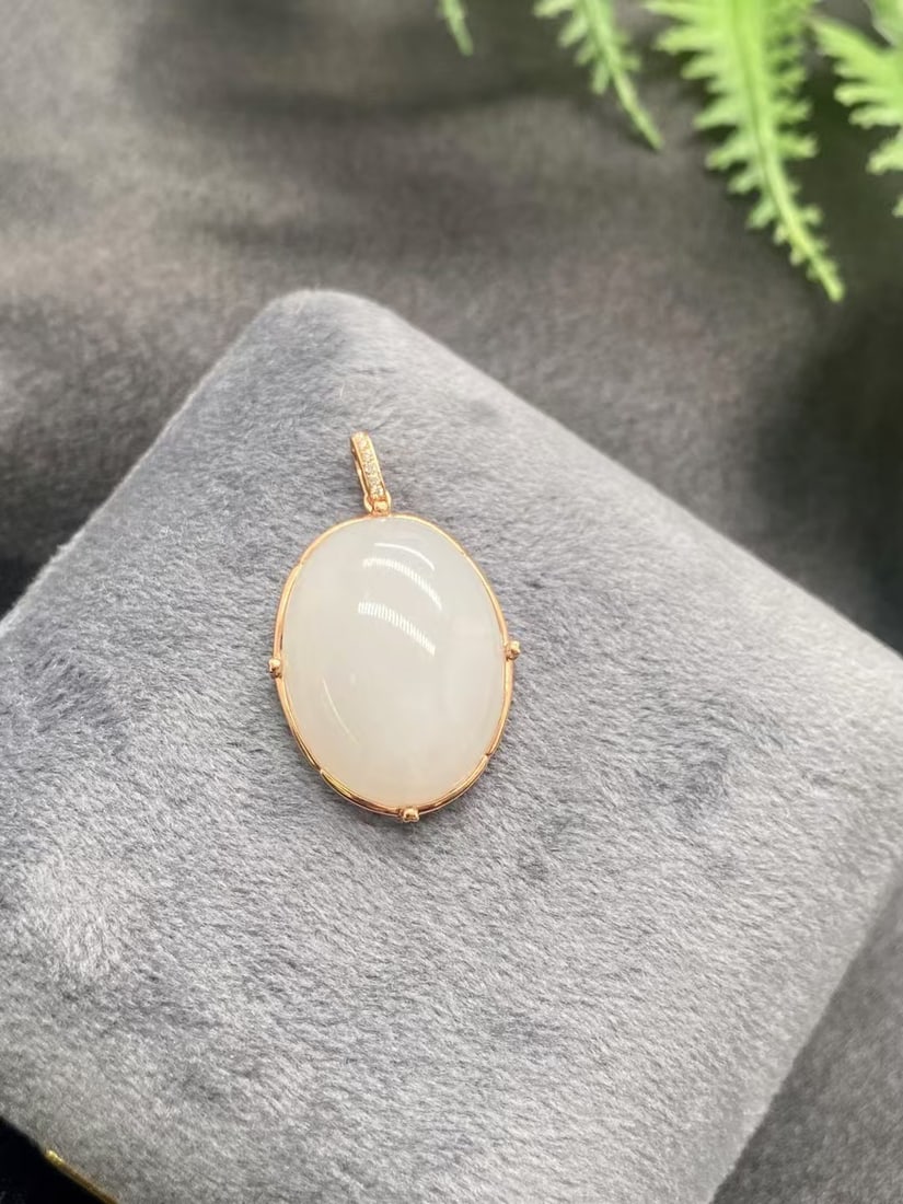 18k Gold Diamond and mutton fat jade pendant - 2