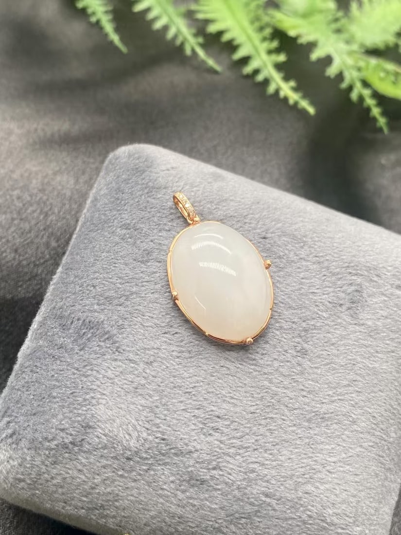 18k Gold Diamond and mutton fat jade pendant - 3