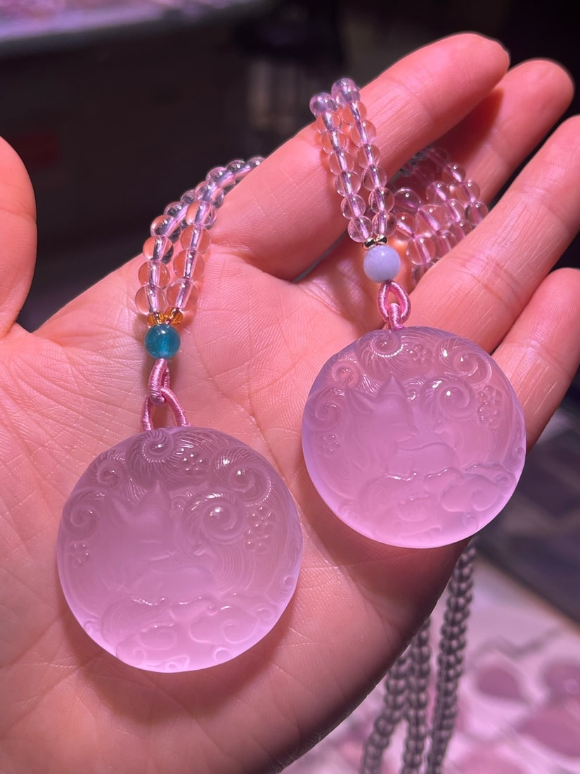 Natural starlight powder nine-tailed fox pendant: Title: Natural starlight powder nine-tailed fox pendant Description: This pendant features a nine-tailed fox carved from natural Mozambique starlight powder. Its exquisite craftsmanship complements