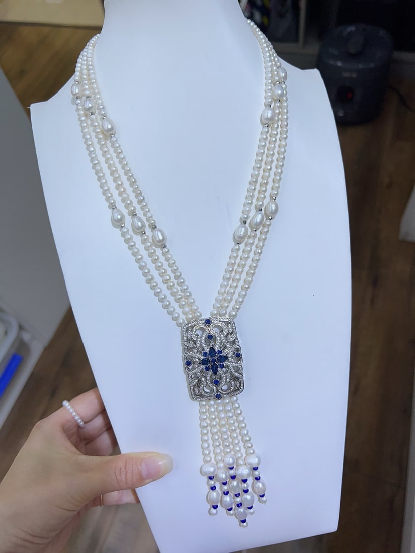 Natural Pearl Necklace: Title: Natural Pearl Necklace Description: This necklace shines with a multi-faceted glow around the neck, exuding confident and elegant charm. A mysterious and noble presence, the natural white pearl