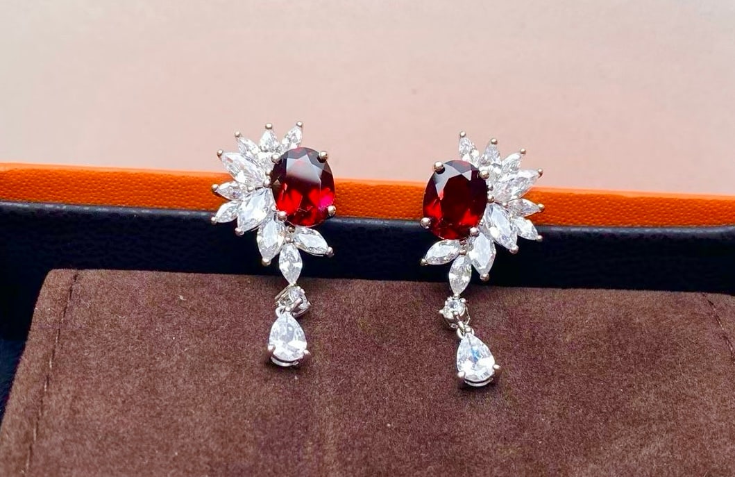 S925 Silver Natural Garnet Earrings: Title: S925 Silver Natural Garnet Earrings Description: This earring features a stunning natural garnet at its center, perfectly set in high-quality S925 silver, showcasing an elegant essence. The dee