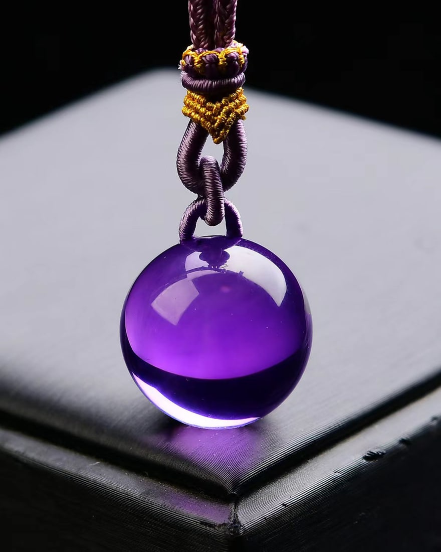Top-quality natural amethyst pendant: Title: Top-quality natural amethyst pendant Description: This pendant showcases the elegant essence of amethyst with its exquisite purple crystal, renowned for its deep captivating hues and natural