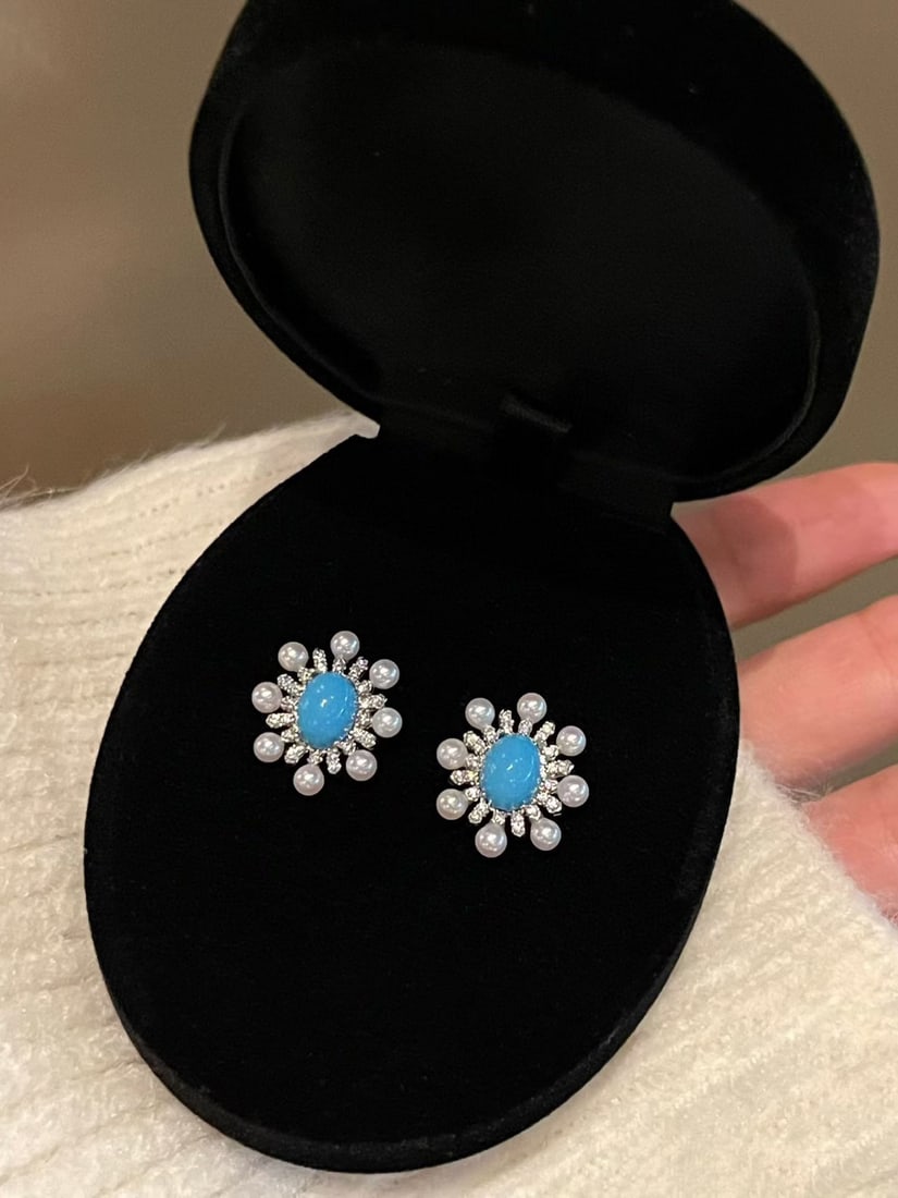 Turquoise and pearl earrings: Title: Turquoise and pearl earrings Description: This pair of earrings perfectly combines the serene beauty of turquoise and the eternal elegance of pearls. The harmonious combination of natural