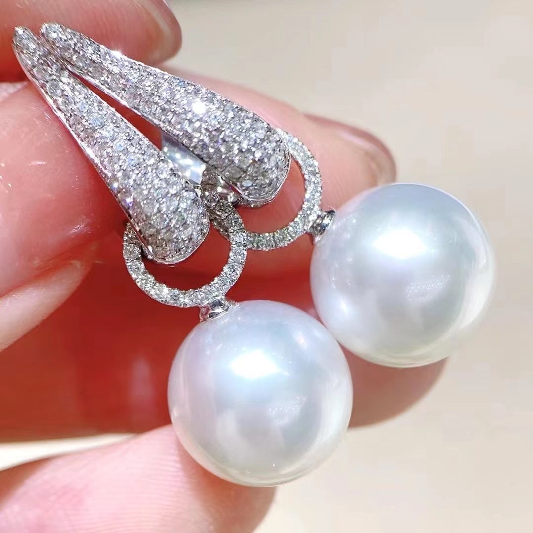 S925 Silver Pearl Earrings: Title: S925 Silver Pearl Earrings Description: This pair of earrings is not just a delicate embellishment, but also an excellent choice to showcase personal style, definitely the center of attention.
