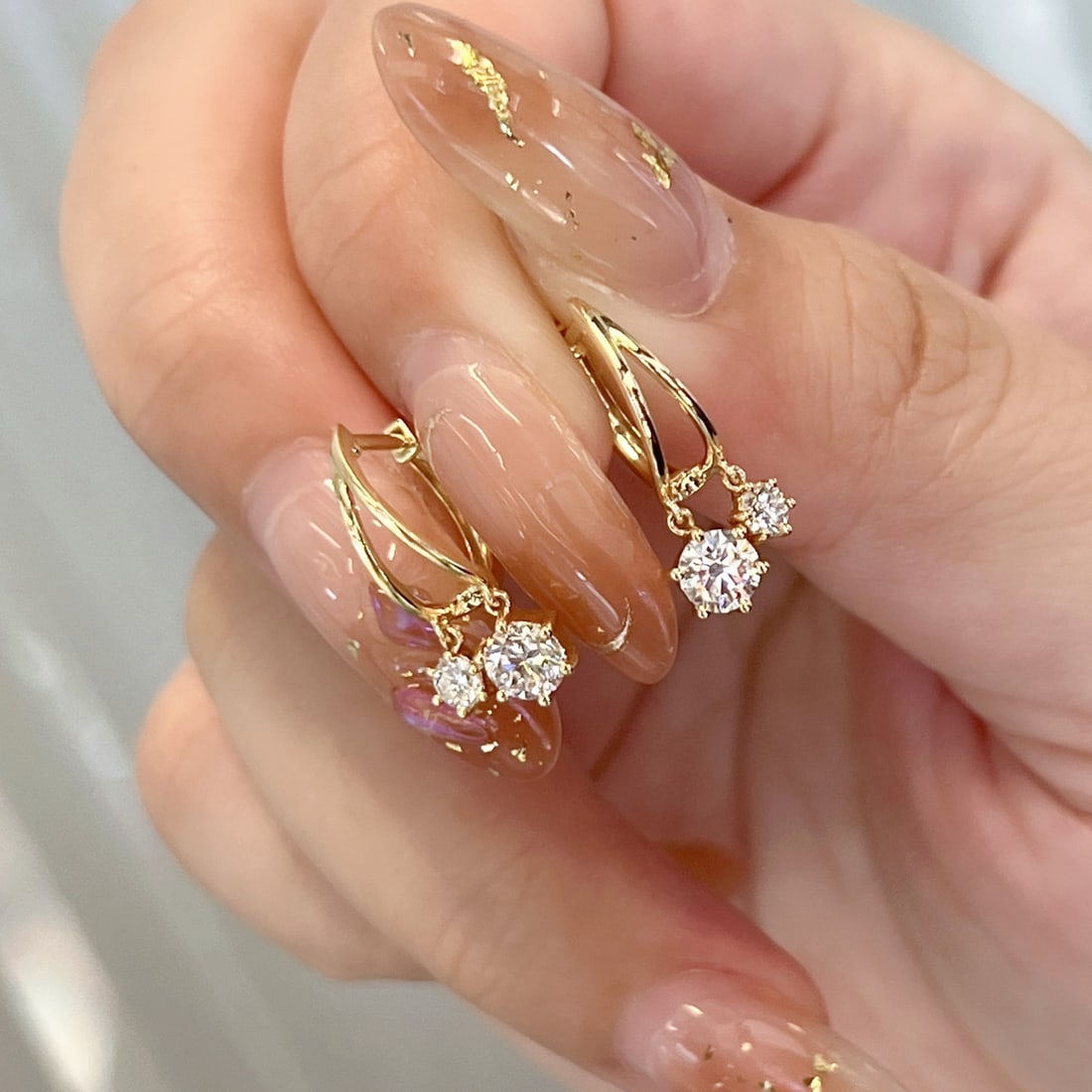 18K Gold Lab-Grown Diamond Earrings: Title: 18K Gold Lab-Grown Diamond Earrings Description: This 18K gold cultured diamond earring showcases the essence of elegance and delicacy. Each diamond gently moves with every gesture, emitting a