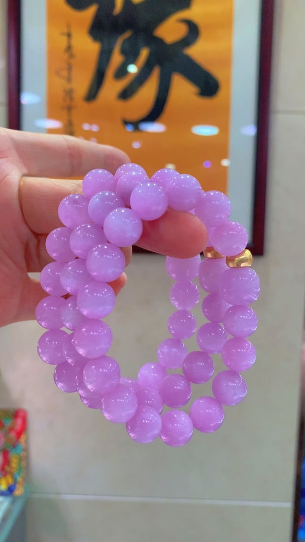 Silver Natural Cat's Eye Purple Lithium Bracelet: Title: Silver Natural Cat's Eye Purple Lithium Bracelet Description: This bracelet attracts attention with its charming cat's eye texture, displaying a bright and full color. The dreamy lavender purpl