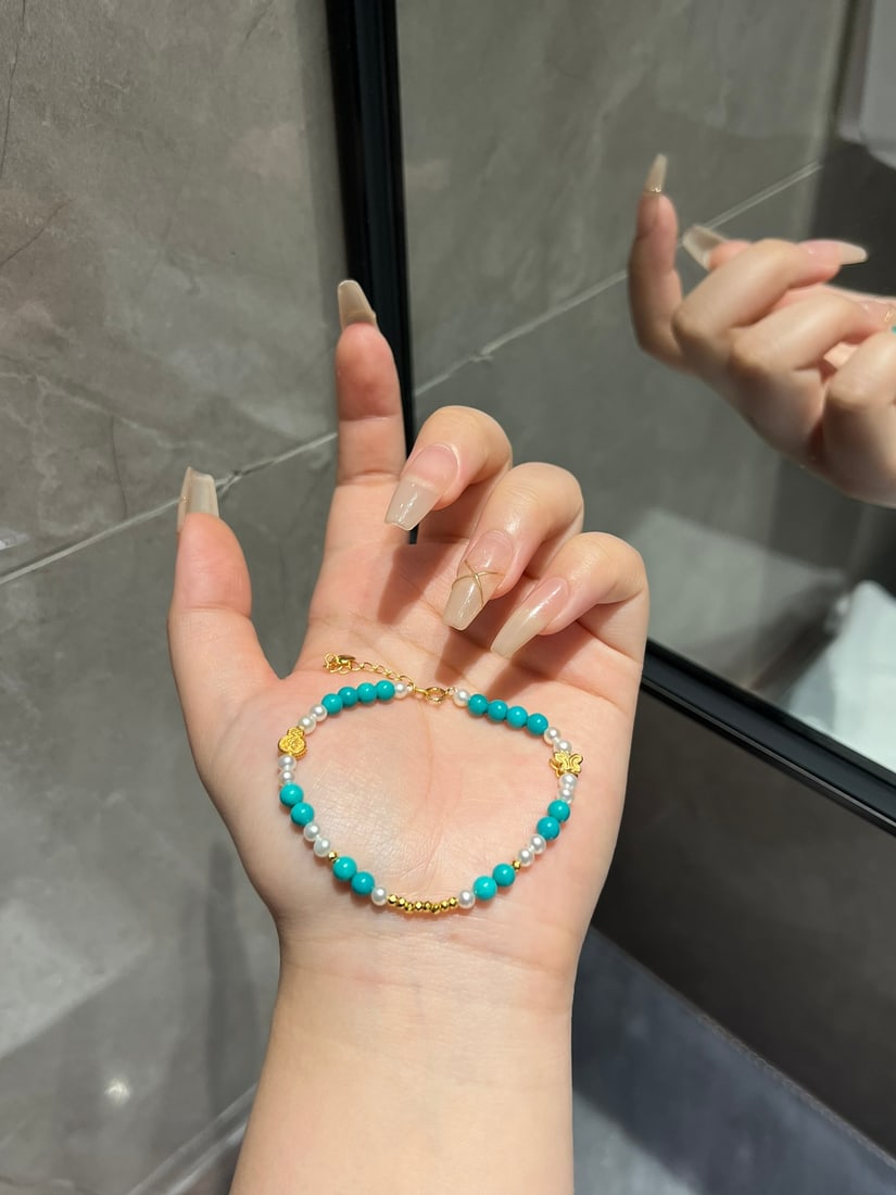 Turquoise and pearl bracelet: Title: Turquoise and pearl bracelet Description: This exquisite gold bracelet perfectly blends traditional and modern aesthetics in a new Chinese style design. Paired with lustrous pearls, it