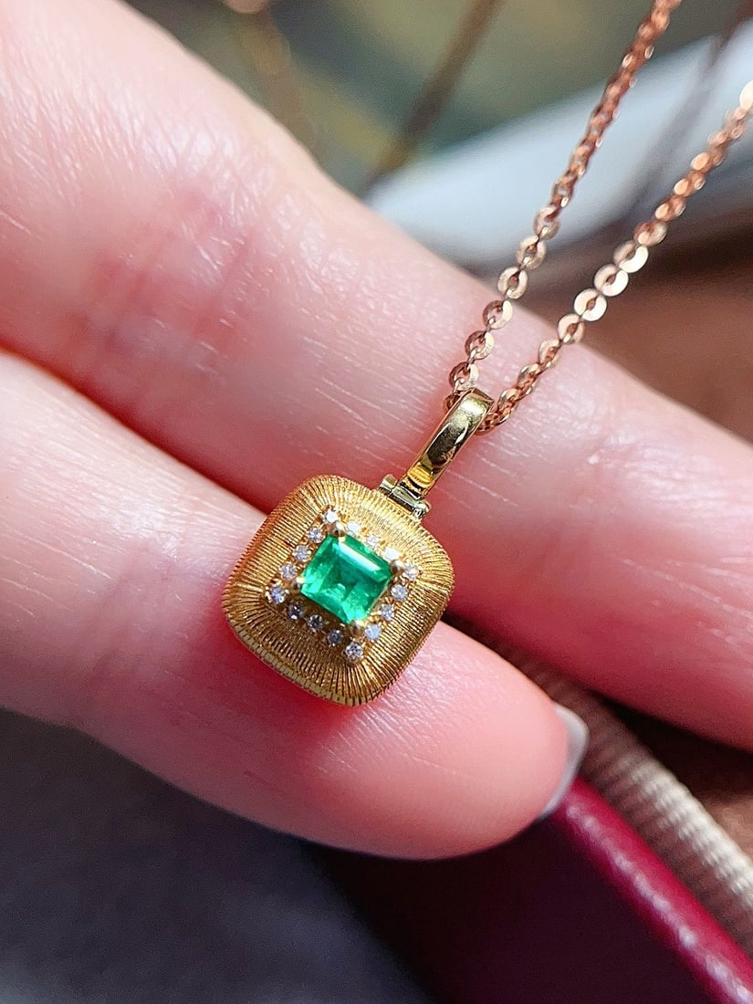 18k Gold Emerald Pendant - 2