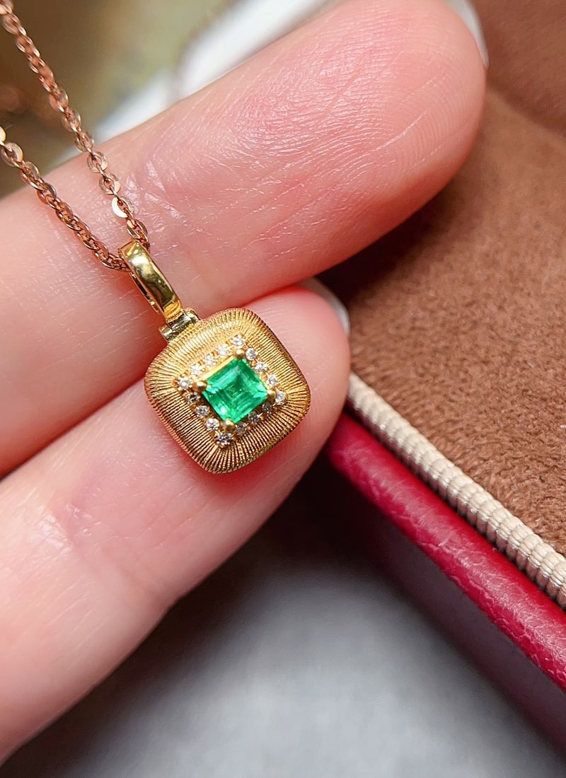 18k Gold Emerald Pendant - 3