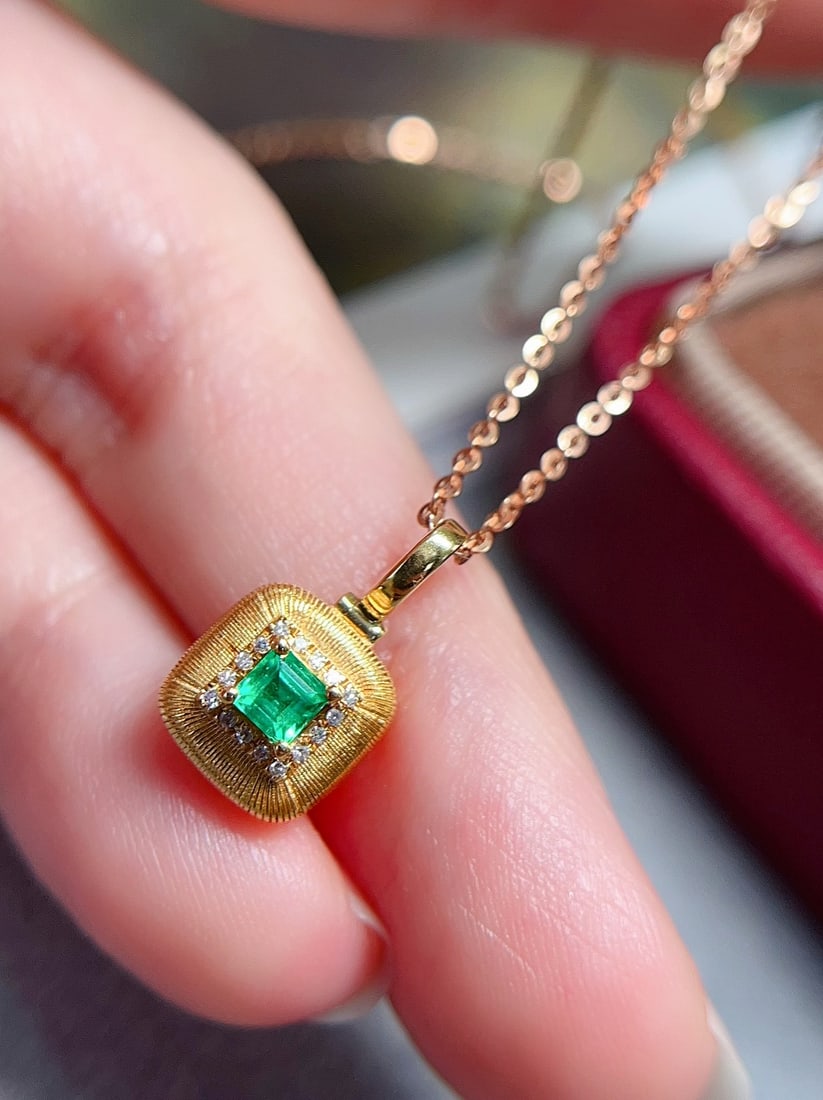 18k Gold Emerald Pendant - 4