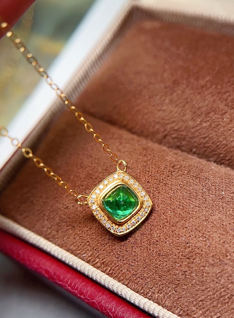 18k Gold Emerald Necklace: Title: 18k Gold Emerald Necklace Description: This exquisite 18k gold collar necklace features a captivating emerald at its center, emitting a rich green glow, reminiscent of lush landscapes. The bril