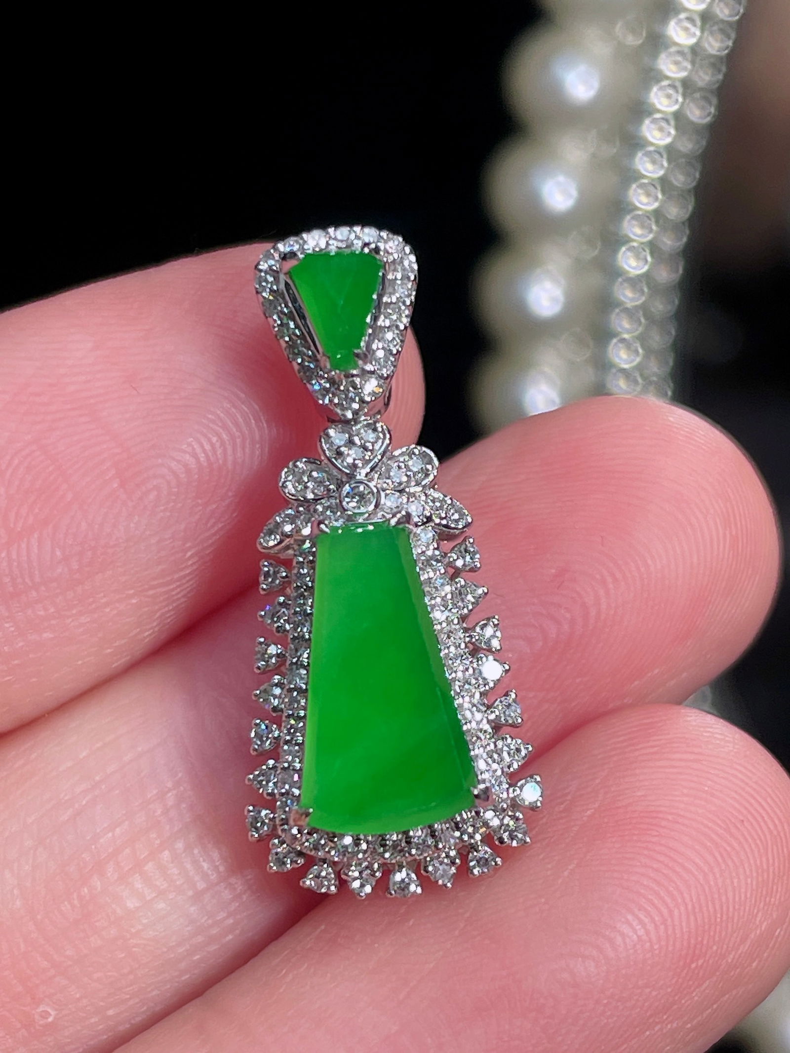 18k gold pendant set with diamonds and full green jadeite.: Title: 18k gold pendant set with diamonds and full green jadeite. Description: This pendant is an elegant masterpiece, showcasing the perfect harmony of vibrant green jadeite and dazzling diamonds set