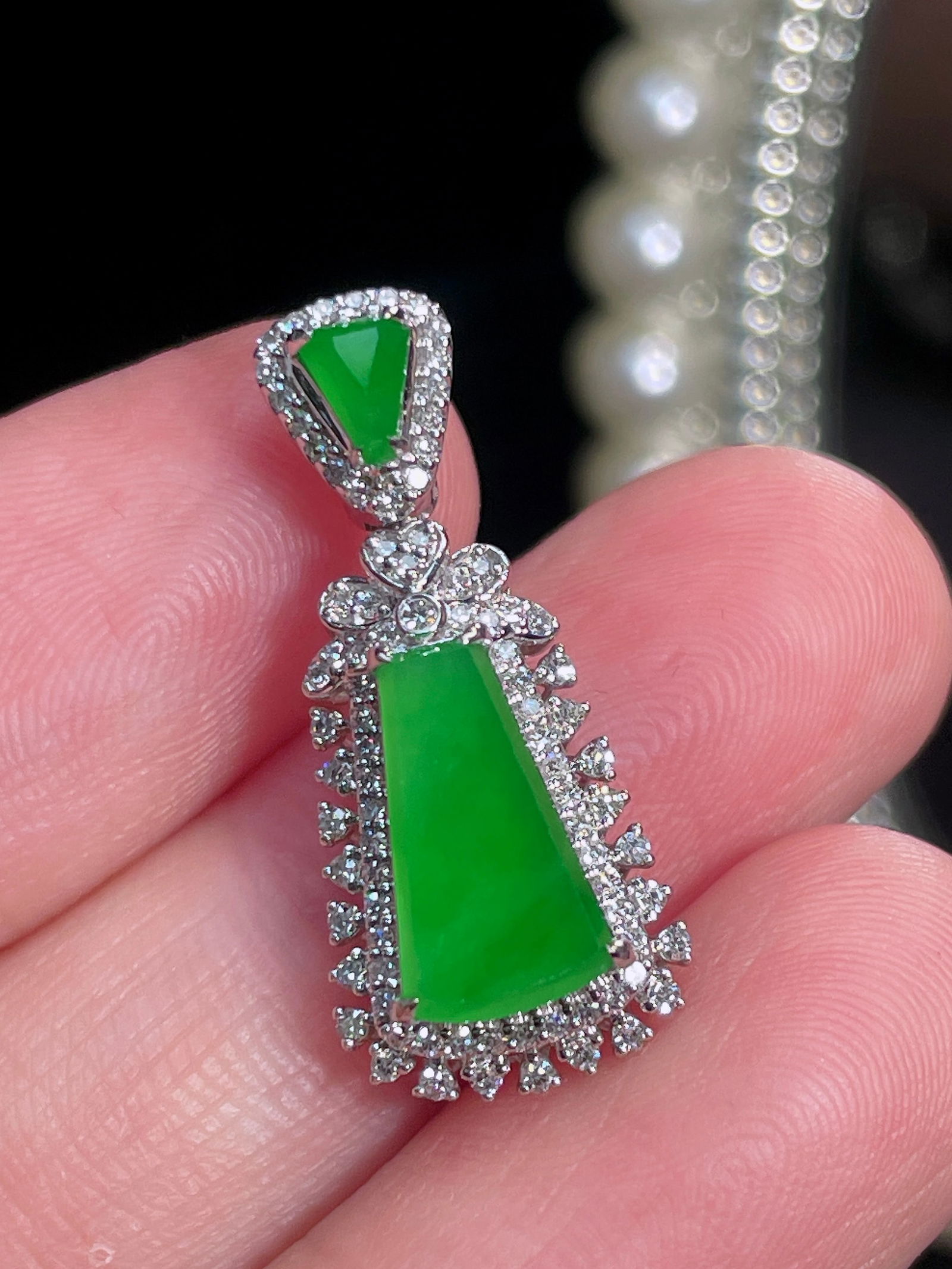 18k gold pendant set with diamonds and full green jadeite. - 2