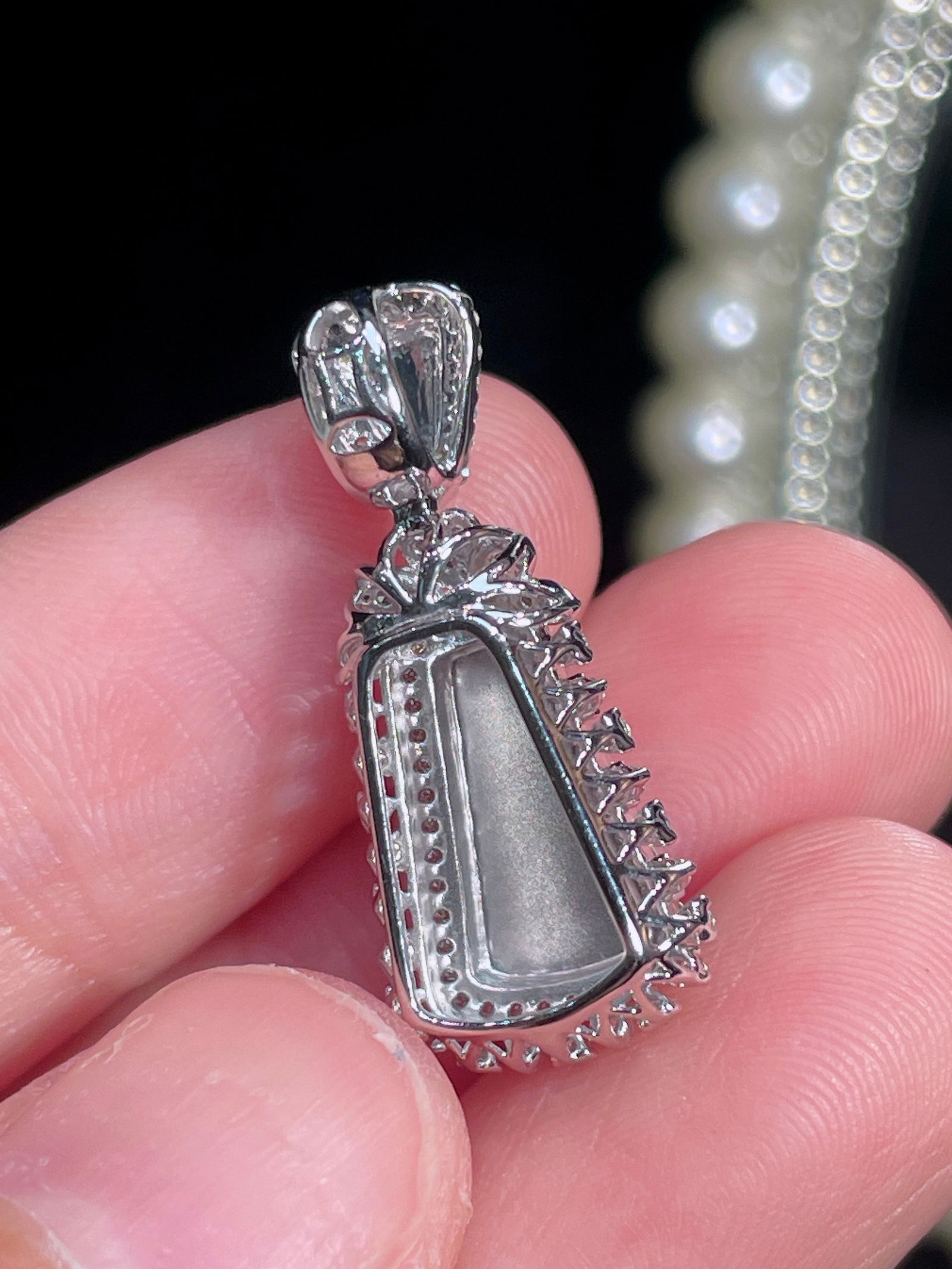 18k gold pendant set with diamonds and full green jadeite. - 3