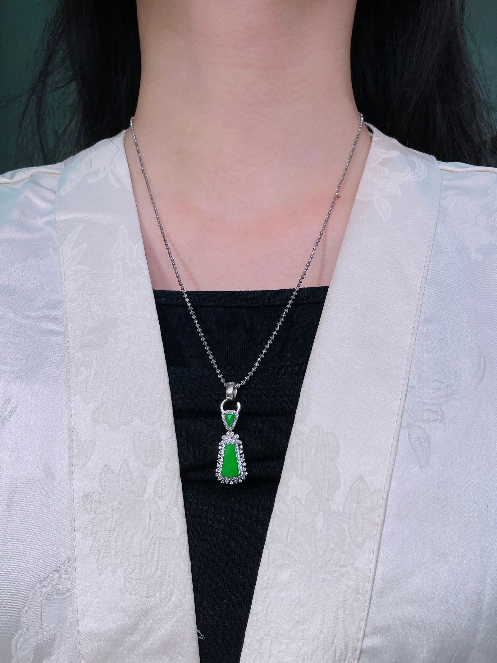 18k gold pendant set with diamonds and full green jadeite. - 4