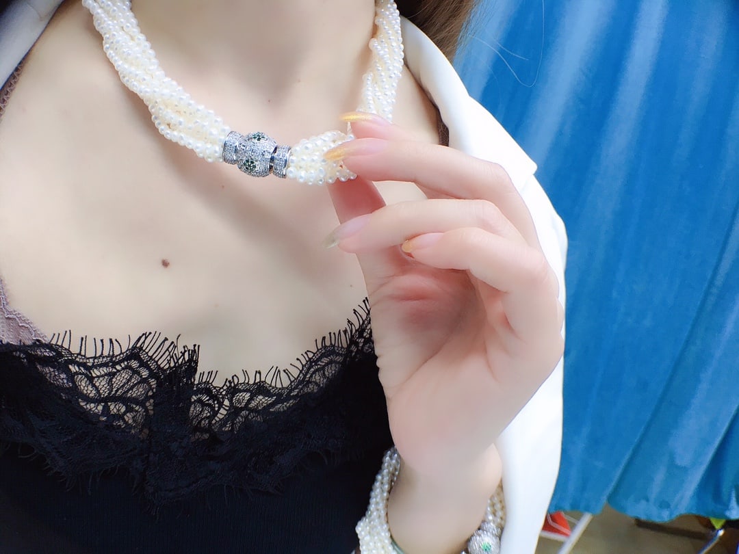 Natural freshwater pearl necklace and bracelet set - 9