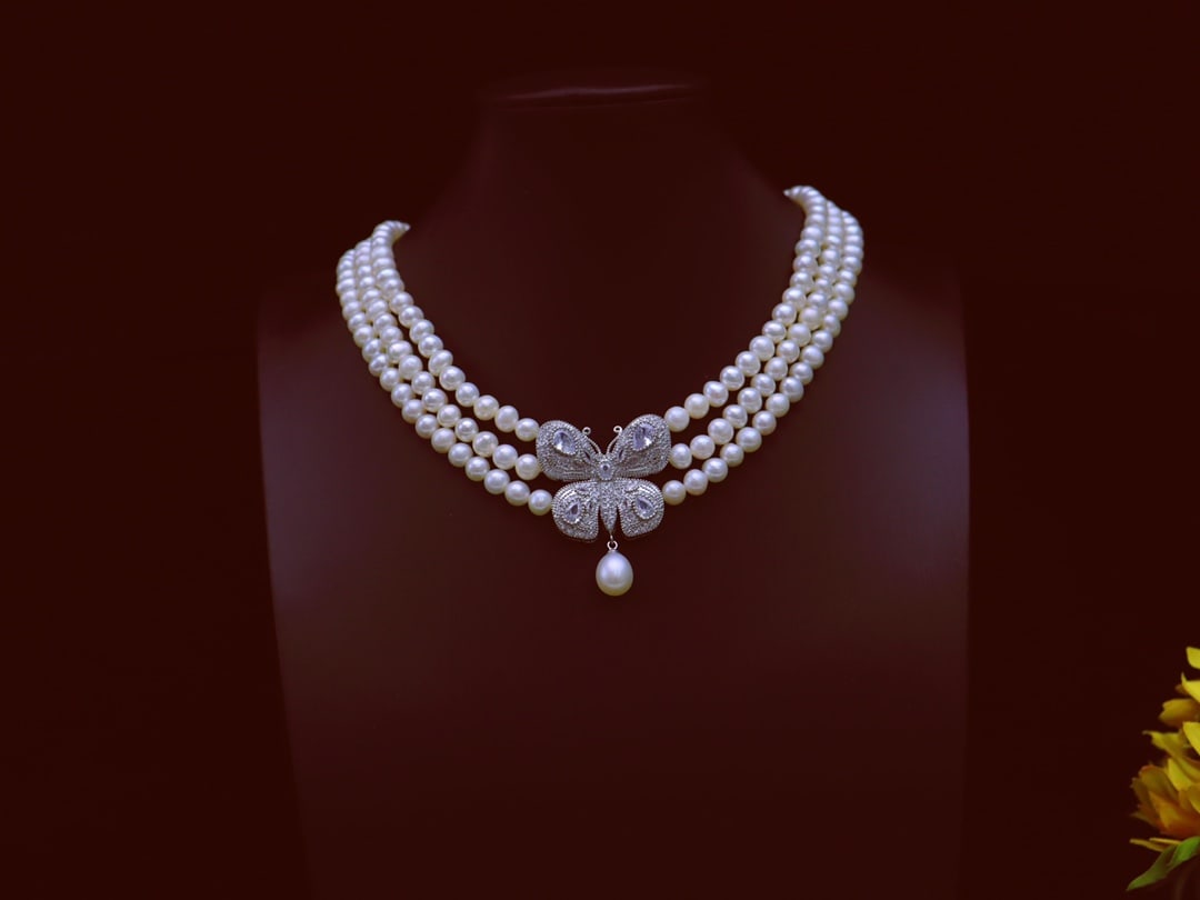 Natural white pearl necklace (1 of 9)