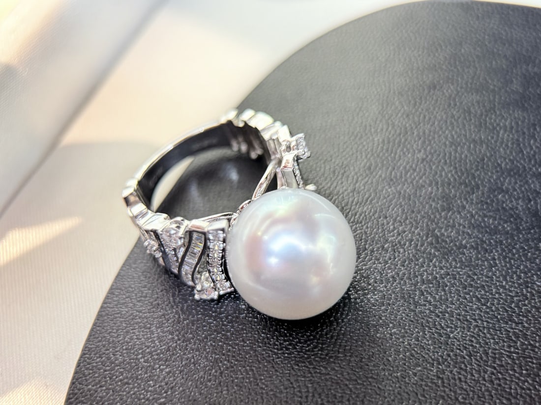 S925 Sterling Silver White Pearl Ring: Title: S925 Sterling Silver White Pearl Ring Description: This 925 sterling silver white pearl ring is a perfect combination of luxury and elegance. The smooth and graceful wave design showcases the w