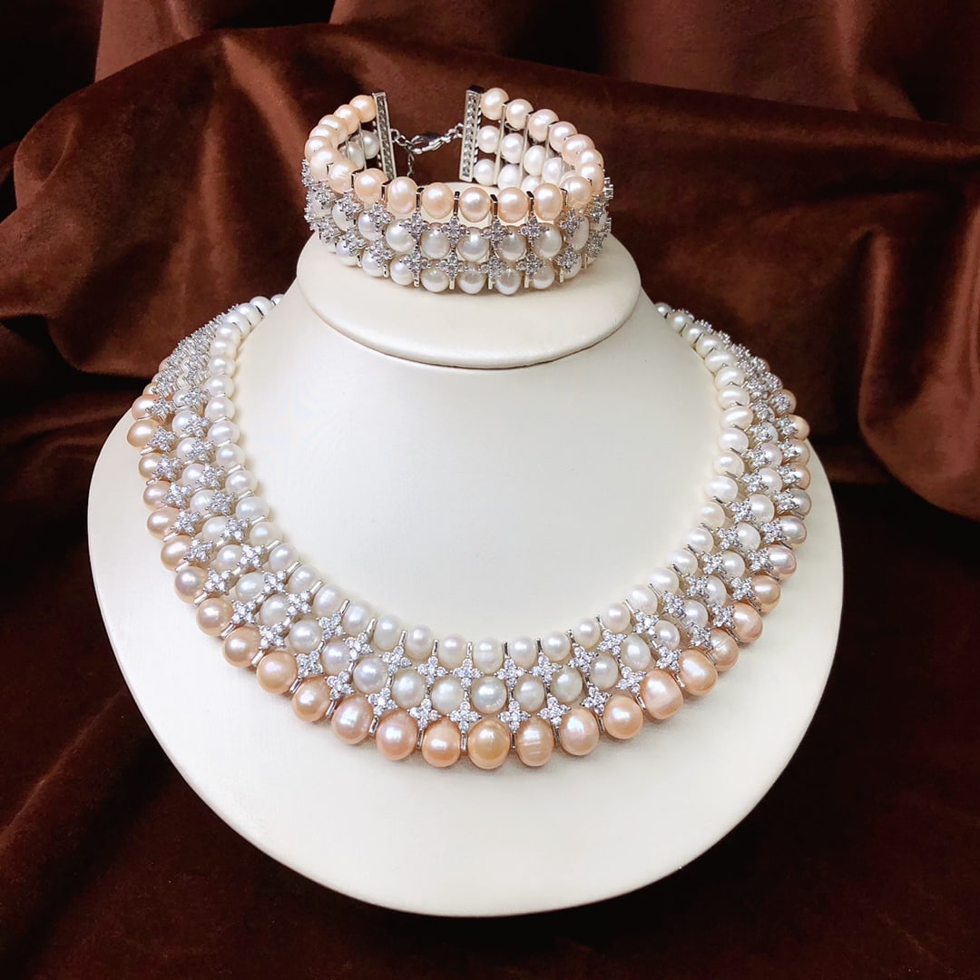 Luxury Set Natural Pearl Necklace and Bracelet: Title: Luxury Set Natural Pearl Necklace and Bracelet Description: This exquisite jewelry set combines natural white pearls and pink pearls, carefully handcrafted into multi-layered necklaces and brac