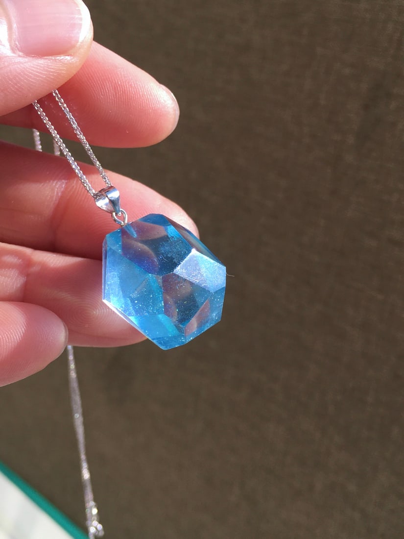 S925 Silver Ocean Sapphire Rough Stone Pendant: Title: S925 Silver Ocean Sapphire Rough Stone Pendant Description: This pendant captivates with its devilish blue charm, reminiscent of the enchanting deep sea. The raw aquamarine gemstone is exquisit