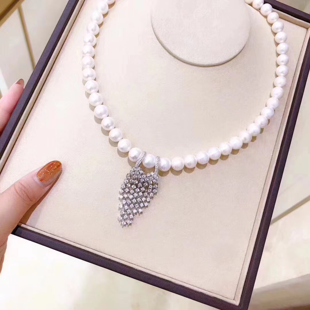 Natural white pearl necklace: Title: Natural white pearl necklace Description: This exquisite tassel necklace features an elegant U-shaped clasp design that effortlessly complements any outfit, elevating your style. Adorned with n