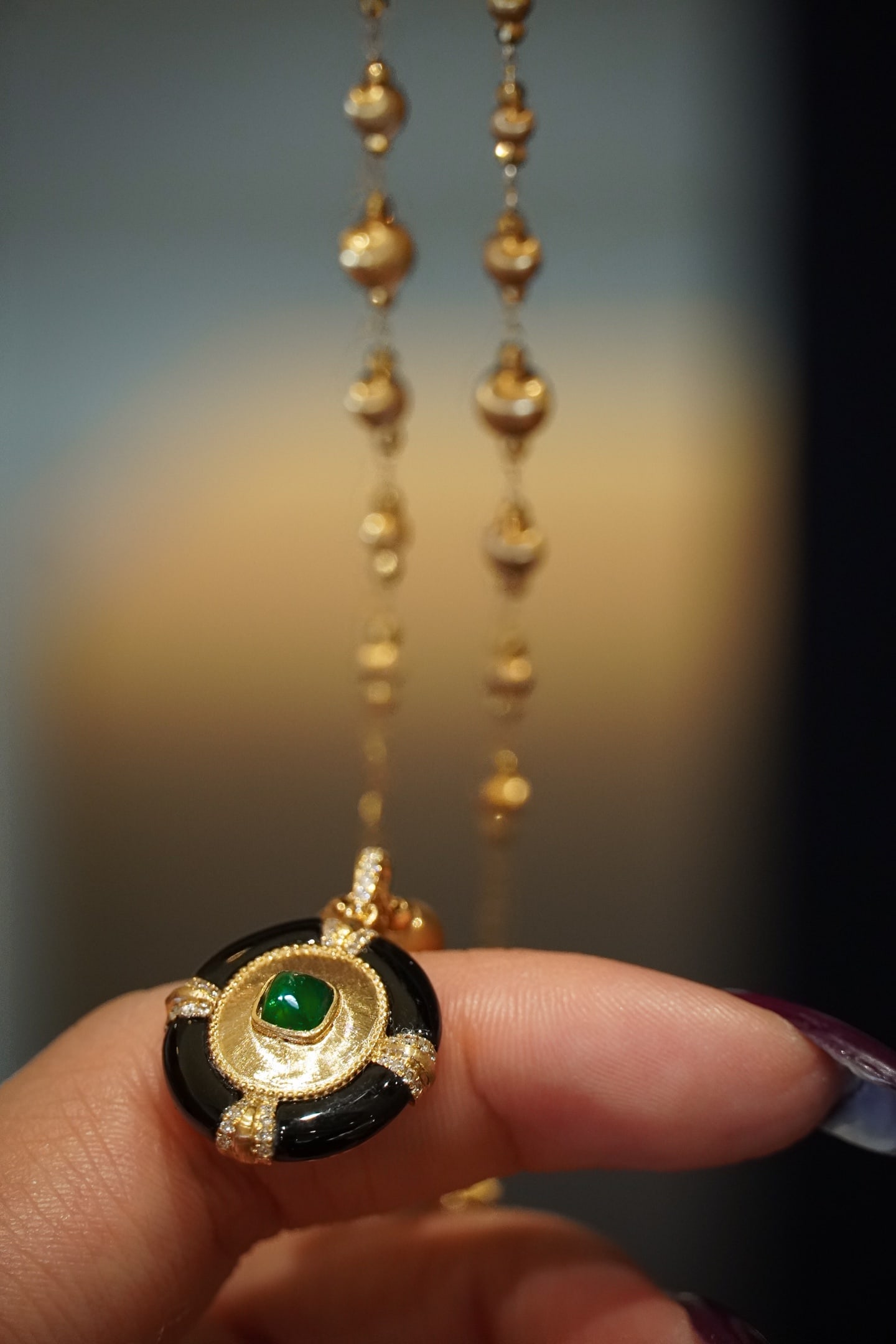 18K gold pendant set with diamonds and emeralds: Title: 18K gold pendant set with diamonds and emeralds Description: This exquisite 18K gold black agate pendant showcases the serene luxury of the oriental style, bringing a mysterious and charming