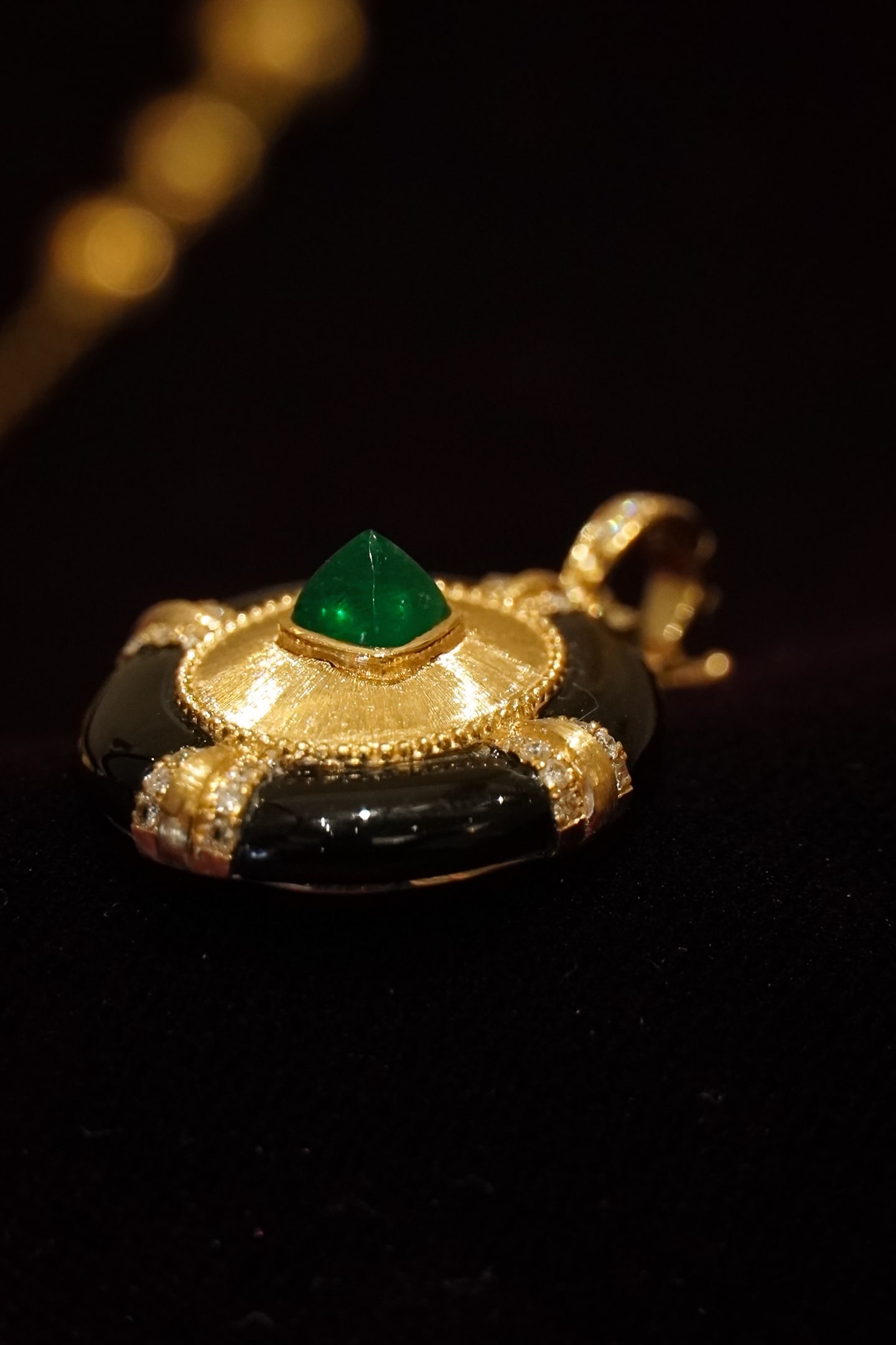 18K gold pendant set with diamonds and emeralds - 6