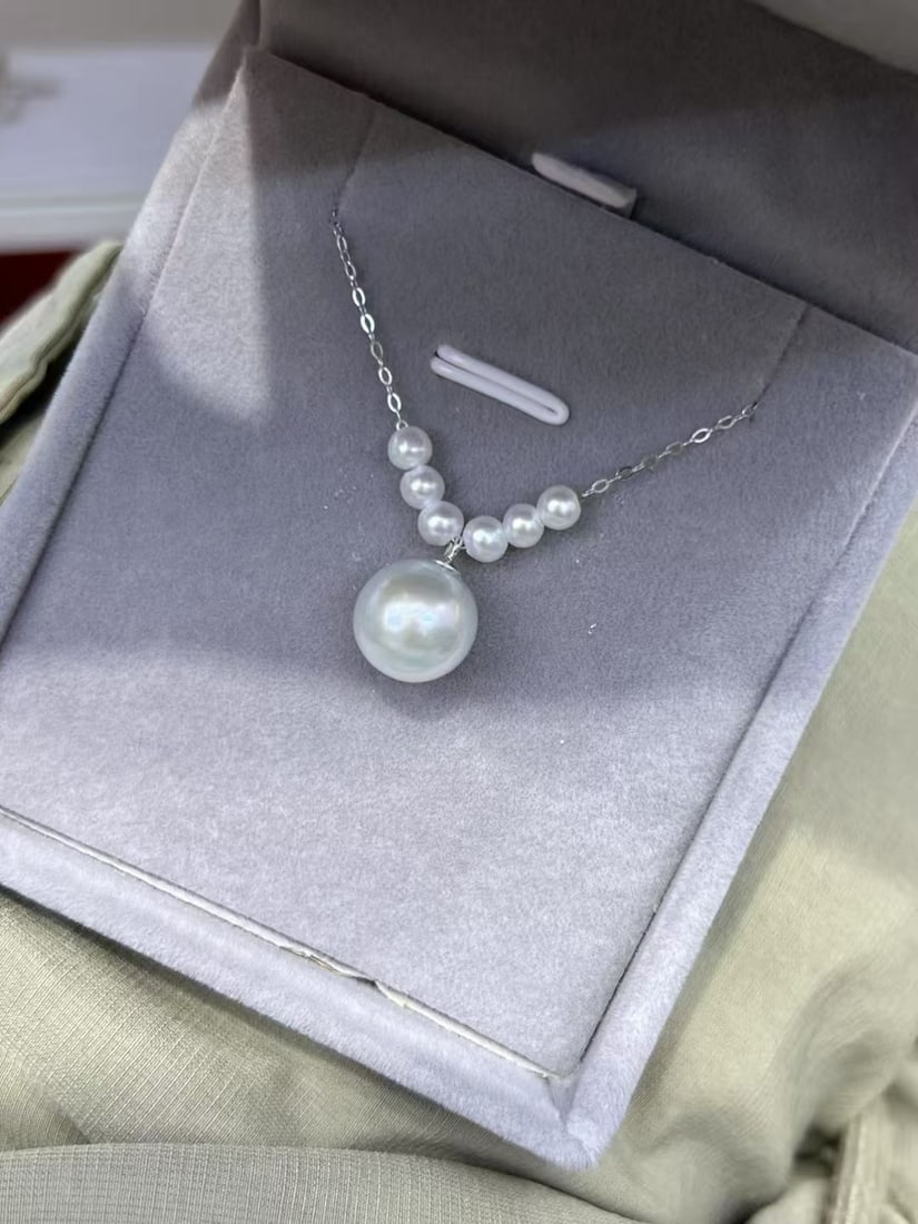 Sterling Silver Natural Pearl Necklace Pendant: Title: Sterling Silver Natural Pearl Necklace Pendant Description: This exquisite necklace pendant perfectly combines shimmering sterling silver with lustrous pearls, showcasing the essence of eleganc