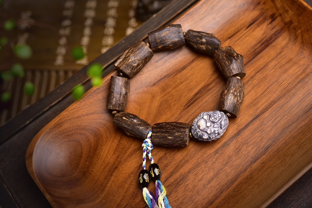 Agarwood bracelet: Title: Agarwood bracelet Description: This bracelet showcases the beauty of natural agarwood, with each bead being full and lustrous, emitting a rich honey aroma and a sweet medicinal fragrance. The c