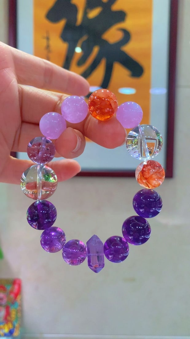 Natural amethyst cat's eye bracelet: Title: Natural amethyst cat's eye bracelet Description: This exquisite multi-treasure bracelet combines natural amethyst, cat's eye lithium heterosite, and high-purity white crystal, creating a visual