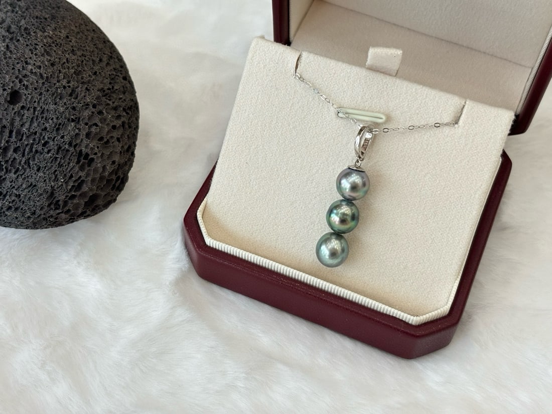 S925 Sterling Silver Tahitian Black Pearl Pendant: Title: S925 Sterling Silver Tahitian Black Pearl Pendant Description: This pendant showcases three captivating Tahitian black pearls, each pearl measuring approximately 8mm in nearly perfect round