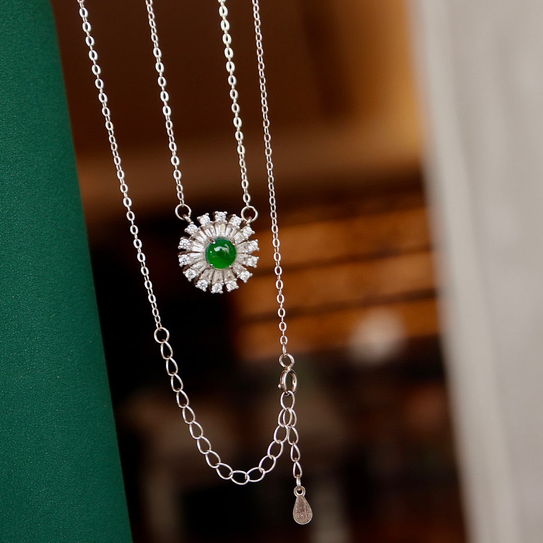 S925 Silver Natural Jade Sunflower Necklace: Title: S925 Silver Natural Jade Sunflower Necklace Description: This clavicle chain captures the essence of elegance with its exquisite design, and the sunflower pattern symbolizes warmth and