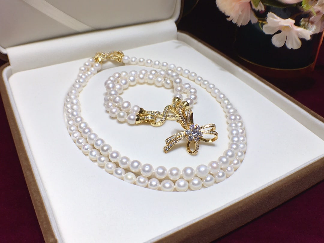Freshwater Pearl Necklace and Bracelet Set: Title: Freshwater Pearl Necklace and Bracelet Set Description: This exquisite freshwater white pearl necklace and bracelet set is a versatile addition to any jewelry collection. The pearls are approxi