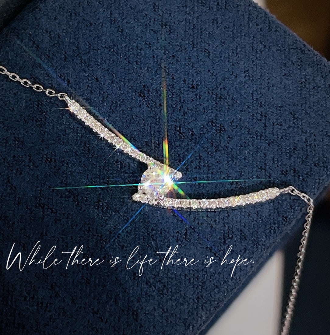 18k Gold Natural Diamond Necklace: Title: 18k Gold Natural Diamond Necklace Description: This necklace captures the essence of elegance with its minimalist design, featuring a dazzling natural diamond set in luxurious 18k gold.