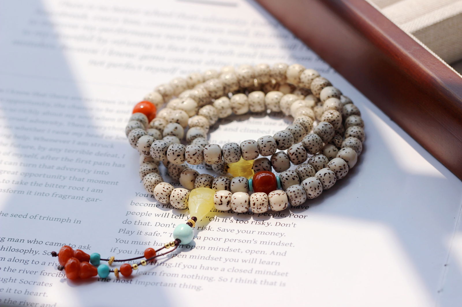 108-bead Bodhi seed prayer beads, can be used as a bracelet or necklace.: Title: 108-bead Bodhi seed prayer beads, can be used as a bracelet or necklace. Description: This exquisite necklace cleverly combines tradition with elegance, featuring 108 carefully crafted Buddha